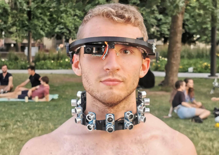“Vironment”: An Art of Wearable Social Distancing